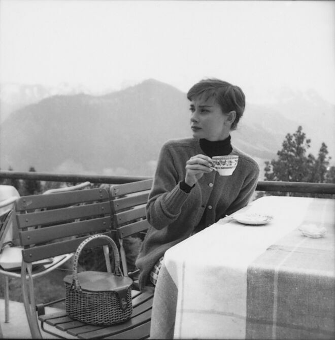 Audrey Hepburn na Suíça, por volta de 1955.