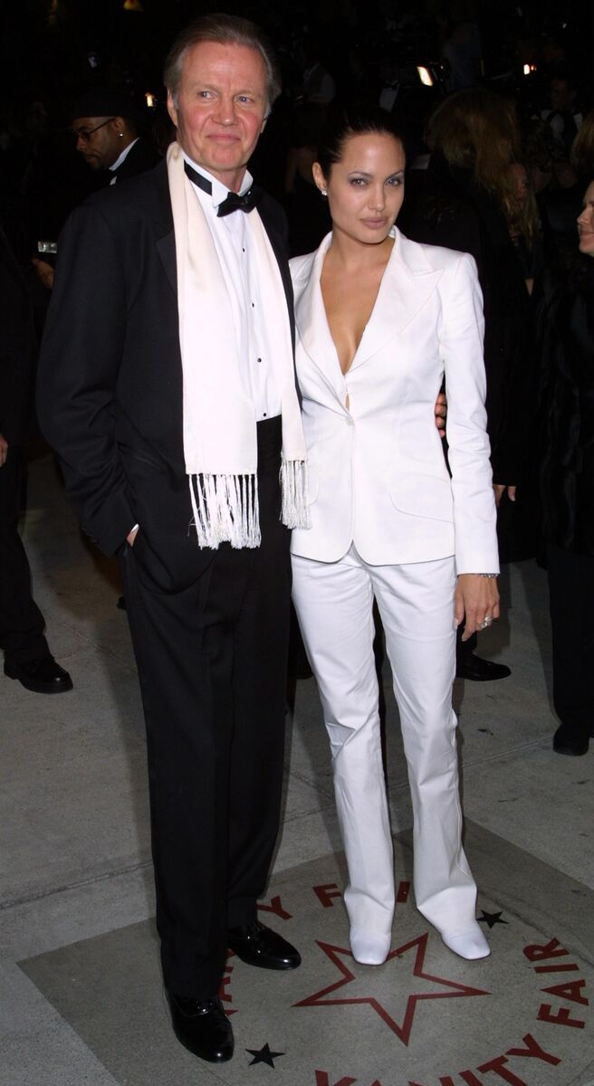 Angelina Jolie veste Dolce &amp; Gabbana, ao lado do seu pai, Jon Voight, em 2001.