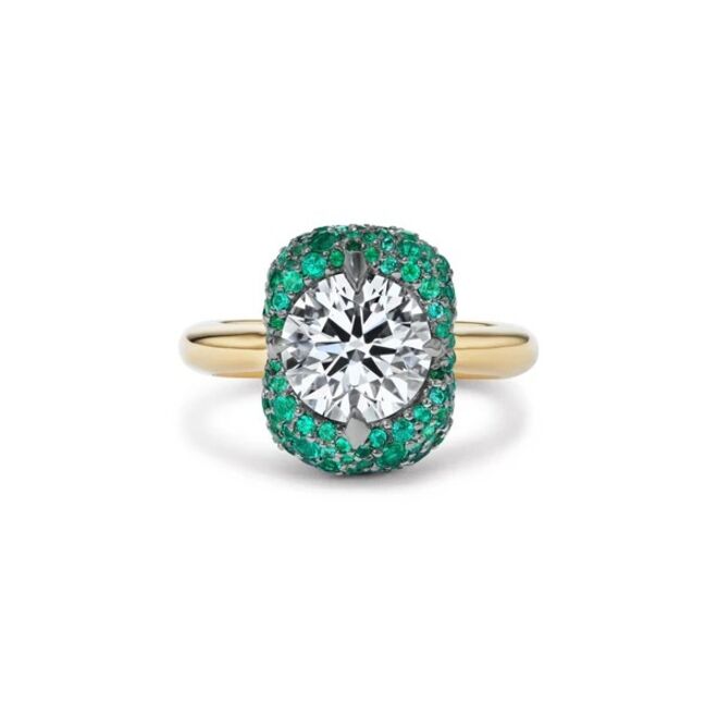 Anel de noivado de Vicky Montanari: design moderno com diamante e esmeraldas.