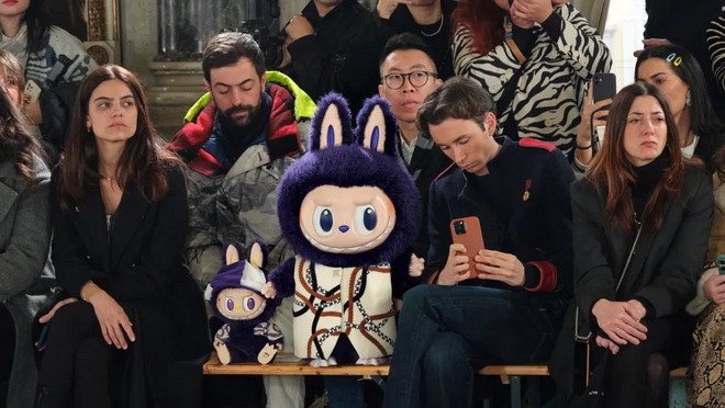 A colaboração da Pronounce com os Labubu brilhou na Semana da Moda Masculina de Milão.