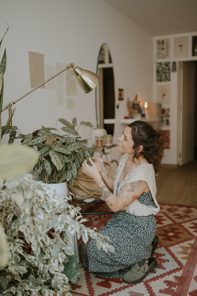 A decoração compõem-se de plantas naturais, ilustrações botânicas e mobiliário vintage