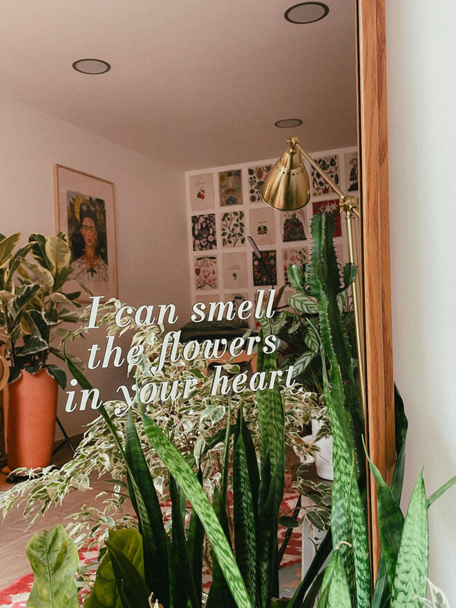 'I can smell the flowers in your heart', lê-se no espelho