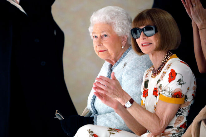 Rainha Isabel II e Anna Wintour no desfile de Richard Quinn durante a Semana da Moda de Londres, em fevereiro de 2018.
