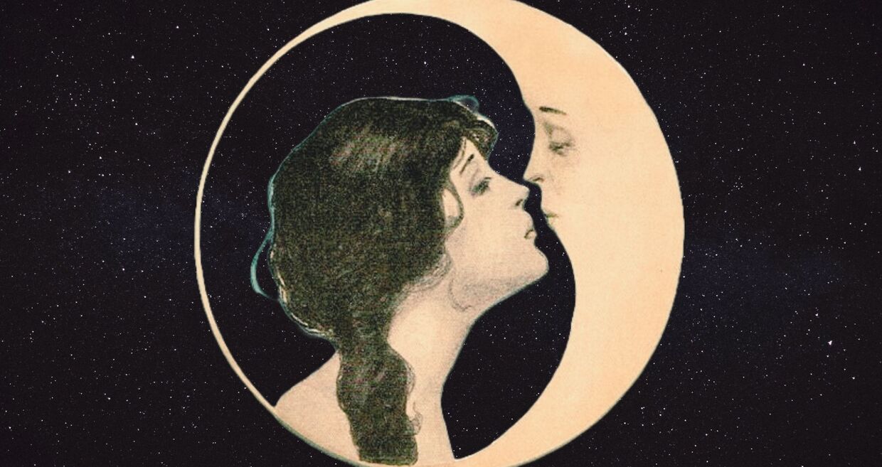 Ilustração de uma mulher perto da lua num céu estrelado