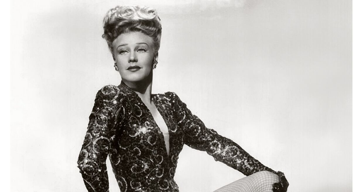Ginger Rogers usa vestido icónico de Edith Head no filme "Lady in the Dark"