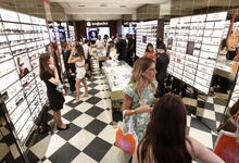 Sunglass Hut lança ferramenta para escolher óculos de sol, com Marina Sousa e Sofia Barbosa