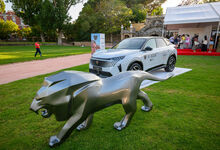 Peugeot E-3008 em exposição nos Jardins do Marquês, em Oeiras, no evento House of Beauty