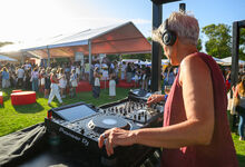 DJ anima evento 'Agora Eu' da Máxima House of Beauty nos Jardins do Marquês