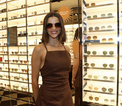 Óculos de sol à medida da sua cor: a nova ferramenta da Sunglass Hut que vai transformar o verão