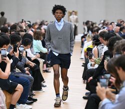 Vídeo. Jonathan Anderson estreia novo capítulo na Dior