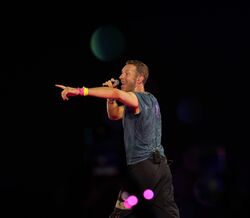 “Se não se maquilharam, maquilhem-se agora”: Vocalista dos Coldplay satiriza em palco após momento viral 