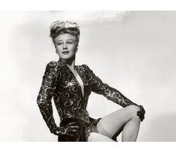 Ginger Rogers usa vestido icónico de Edith Head no filme "Lady in the Dark"