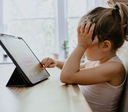 Estudo. Quanto mais as crianças interagem com ecrãs, maior a probabilidade de terem problemas emocionais