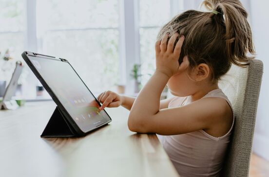 Estudo. Quanto mais as crianças interagem com ecrãs, maior a probabilidade de terem problemas emocionais