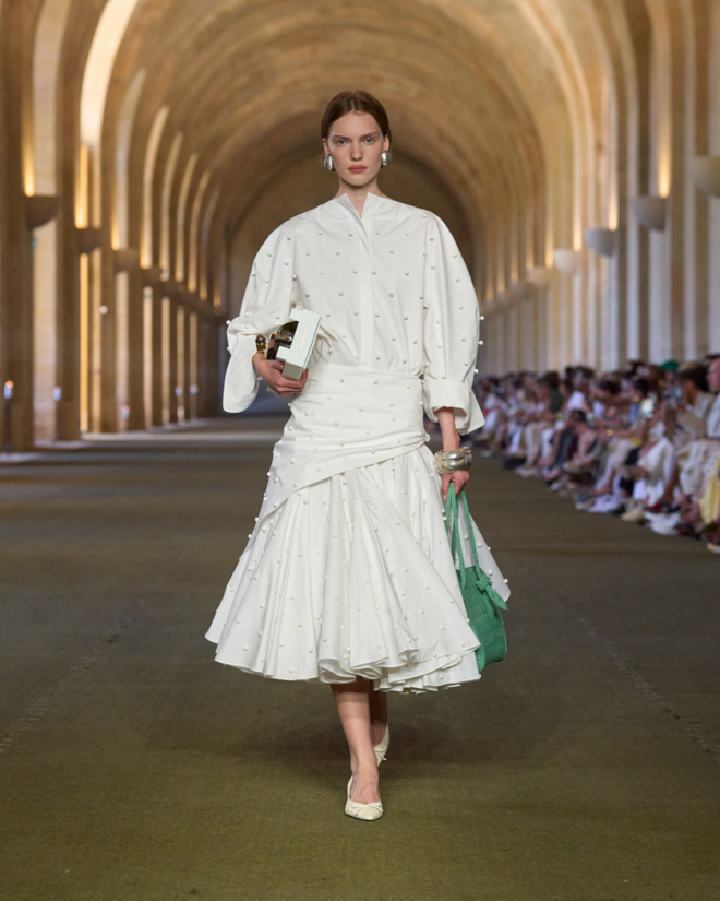 Jacquemus apresenta coleção 'Le Paysan' em Versailles, com peças que evocam memórias rurais e poesia.