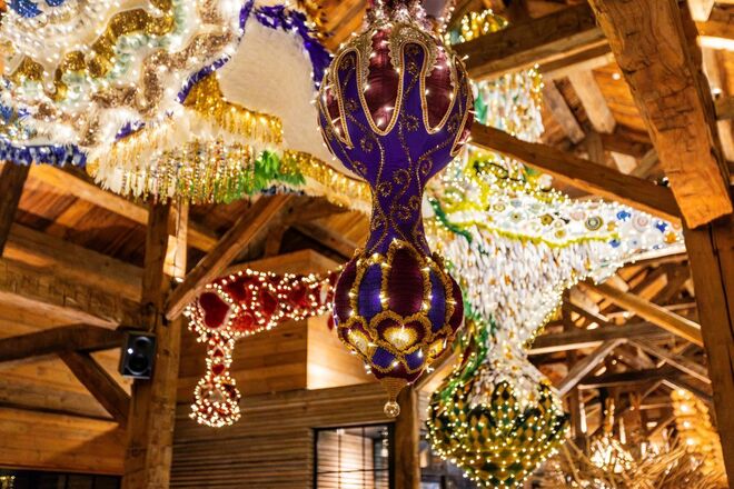 Uma Valquíria de Joana Vasconcelos pende do tecto do restaurante