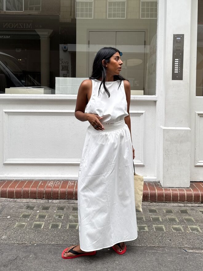 Monikh Dale com um look Sézane e chinelos do The Row.