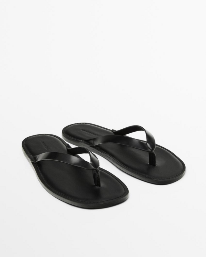 Massimo Dutti, Chinelos de tira para dedos em pele, €79,95.