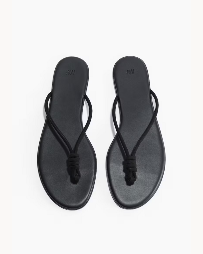 H&amp;M, Chinelos de dedo com pormenor de nó, €15,99.