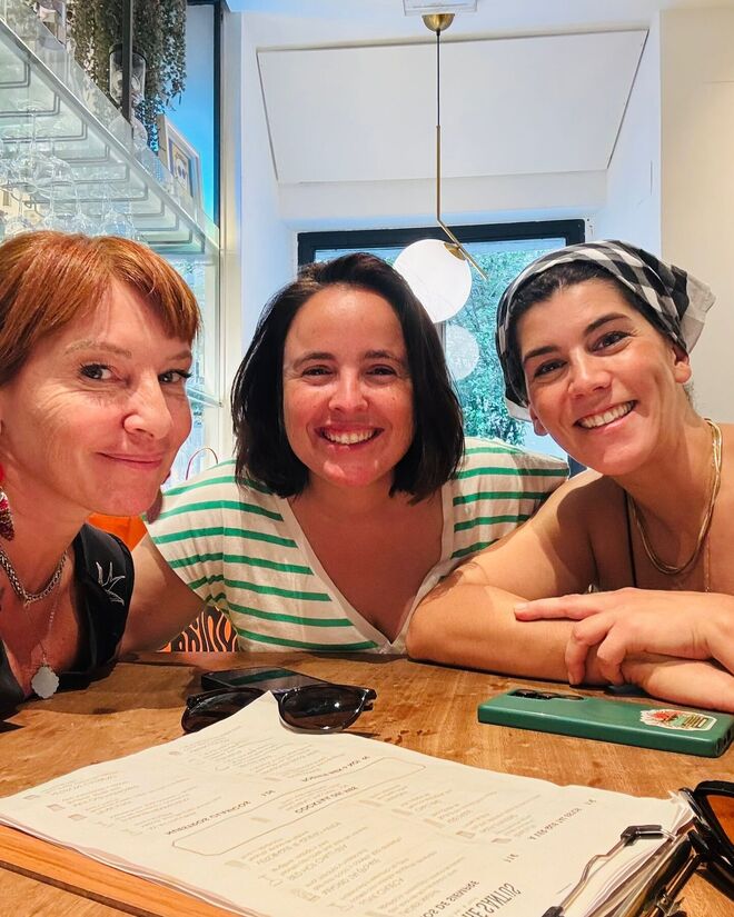 Ana Galvão e Inês Lopes Gonçalves estão ao lado da humorista na transmissão da Resnascença