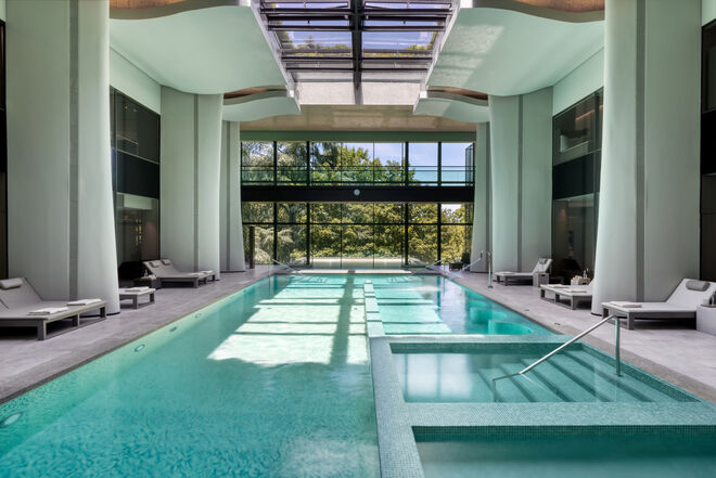 O spa tem uma piscina coberta