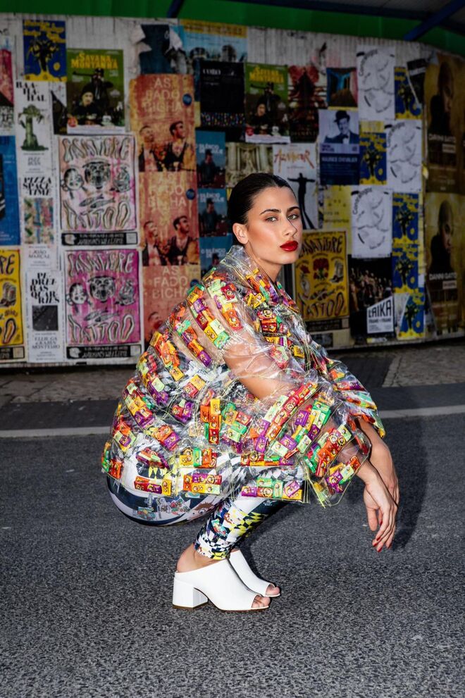 No âmbito de uma parceria com a marca Gorila, a DONNA NOIR criou um bomber jacket com 500 pastilhas Gorila. A peça pesa mais de 7 quilos.