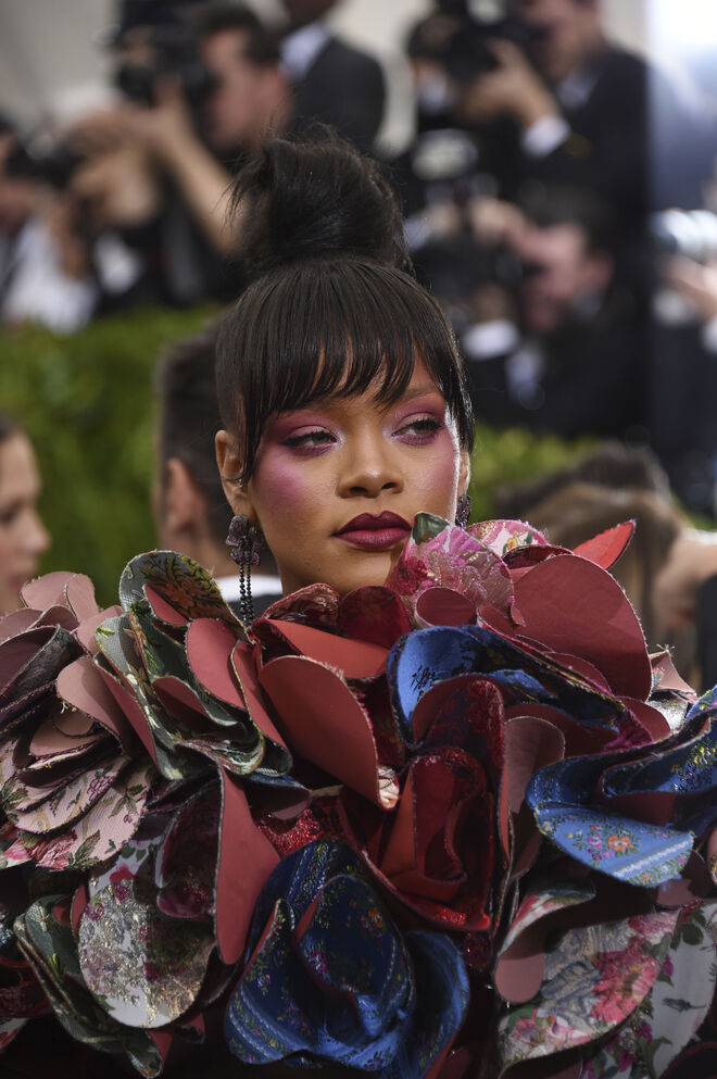 A cantora Rihanna apostou num visual bem rosado na Met Gala, em 2017.