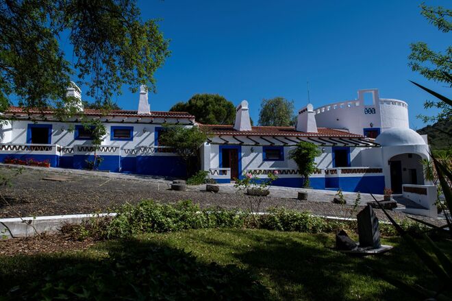 “O projeto e a decoração desta casa foram da autoria do amigo Carlos Manuel Moraes Palmeiro”, lê-se à chegada