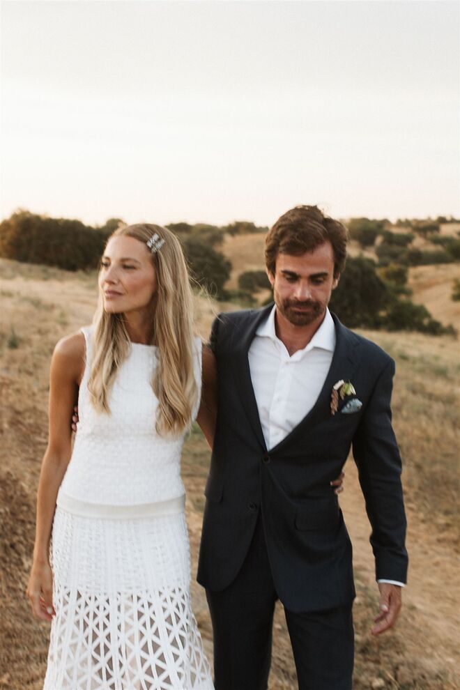 Maria Serra celebra casamento com vestido de noiva único.
