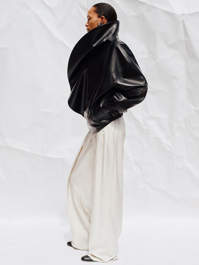 Phoebe Philo apresenta coleção com silhuetas impecáveis e minimalismo.