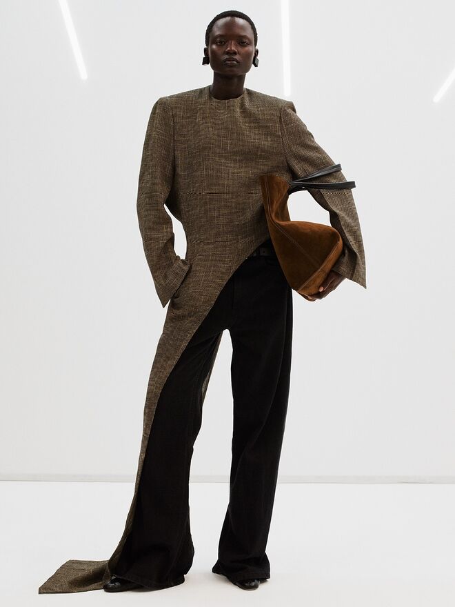 Phoebe Philo destaca texturas e minimalismo na nova coleção.