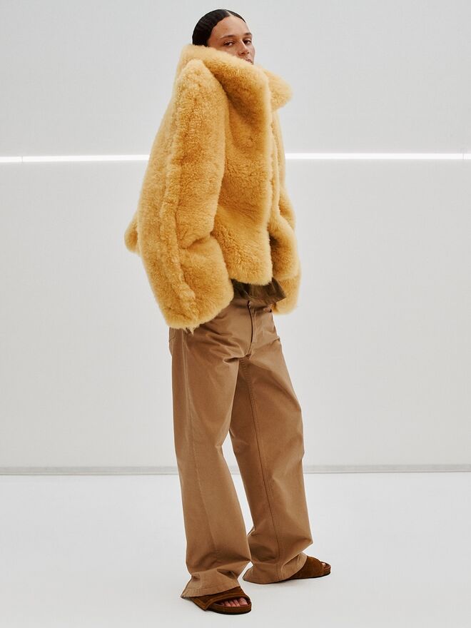 Phoebe Philo mantém a assinatura com silhuetas impecáveis e minimalismo elegante.