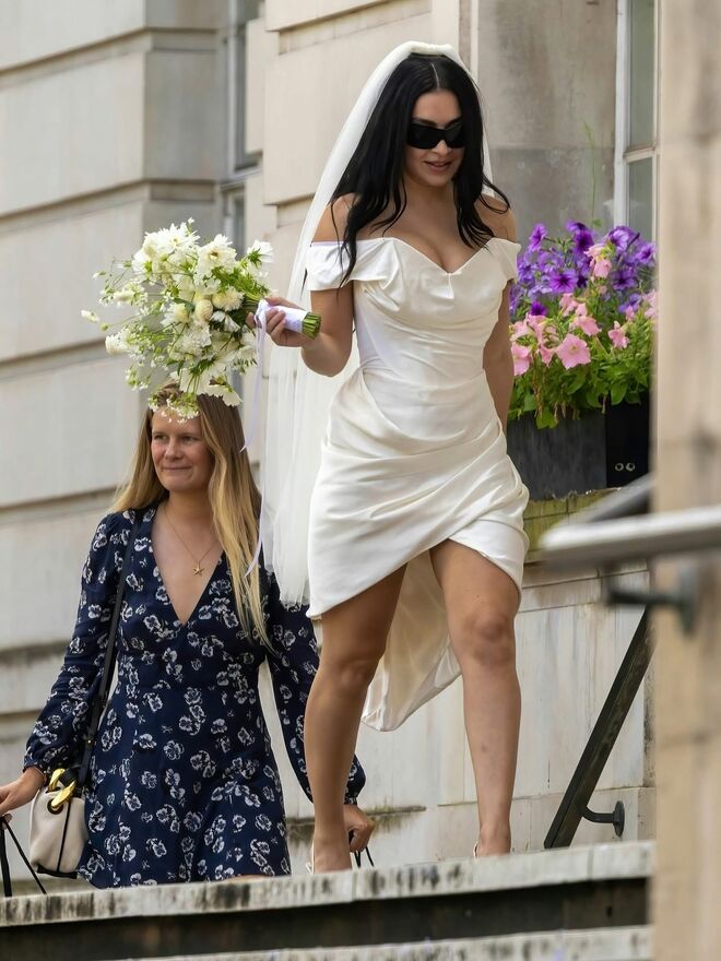 Charli xcx vestida em Vivienne Westwood para a cerimónia.