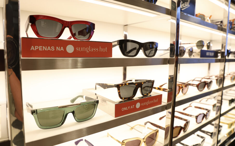 Sunglass Hut apresenta ferramenta para escolher óculos de sol por cor de pele
