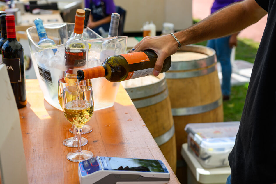 Casa Ermelinda Freitas serve vinho em evento de empoderamento feminino.
