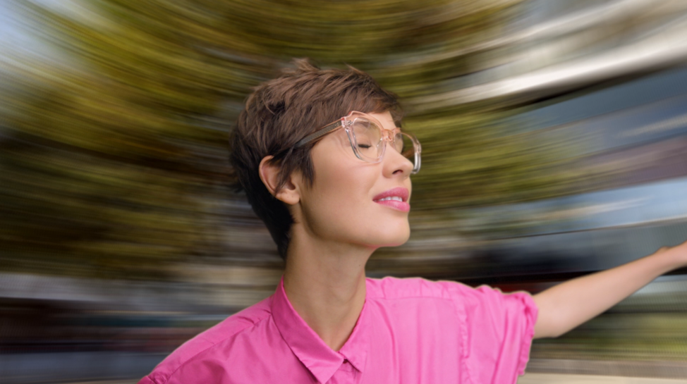 Inês Isaías usa novas lentes Transitions® GEN S™ num look