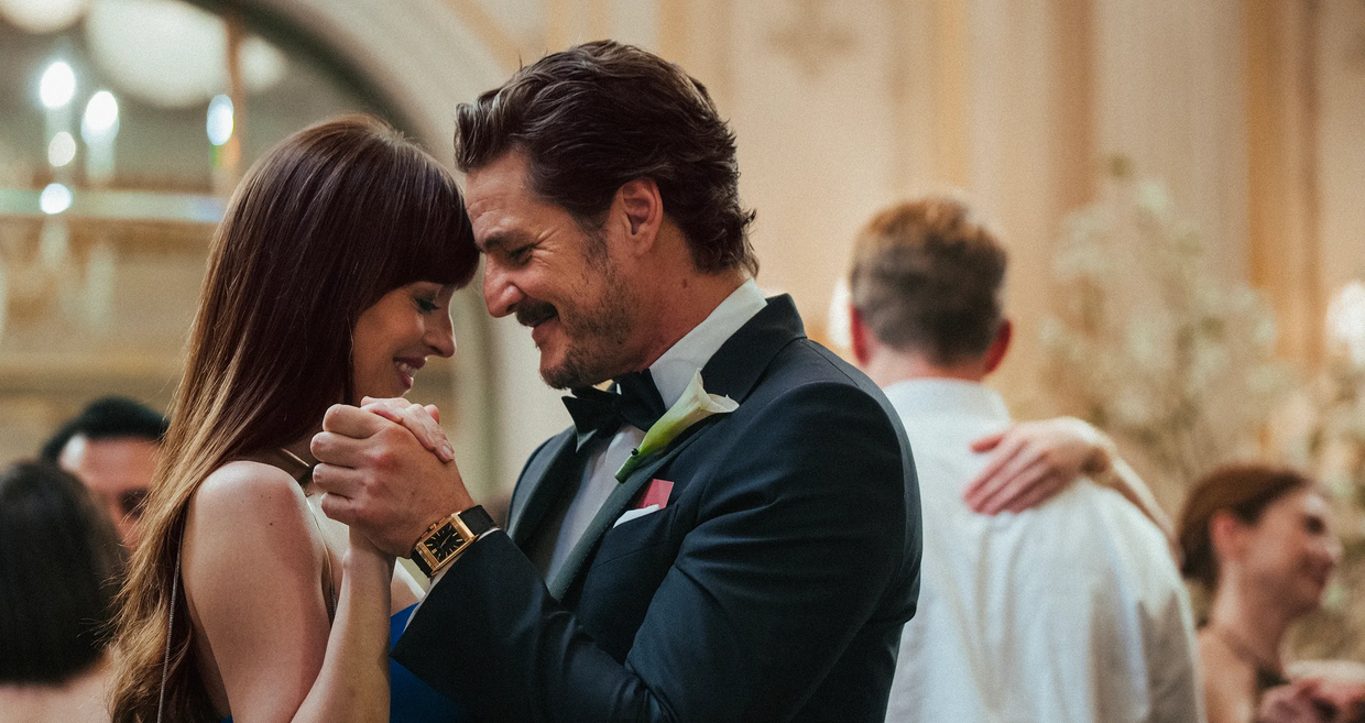 Dakota Johnson e Pedro Pascal dançam juntos, num ambiente romântico em Lisboa