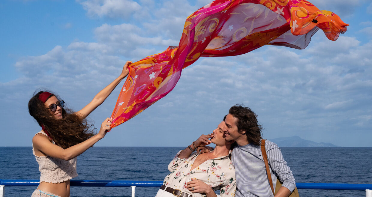 Romance em viagem: casal apaixonado com amigos celebra amor e destino favorável