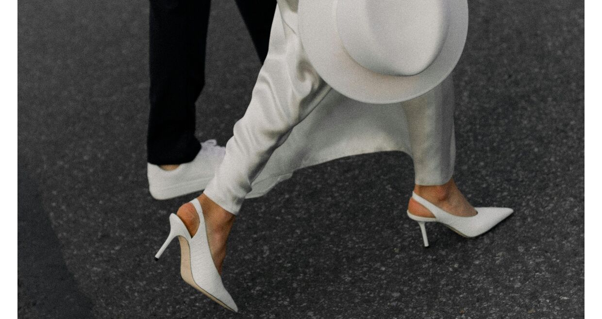 Sapatos brancos celebram o branco em todas as suas nuances para noivas