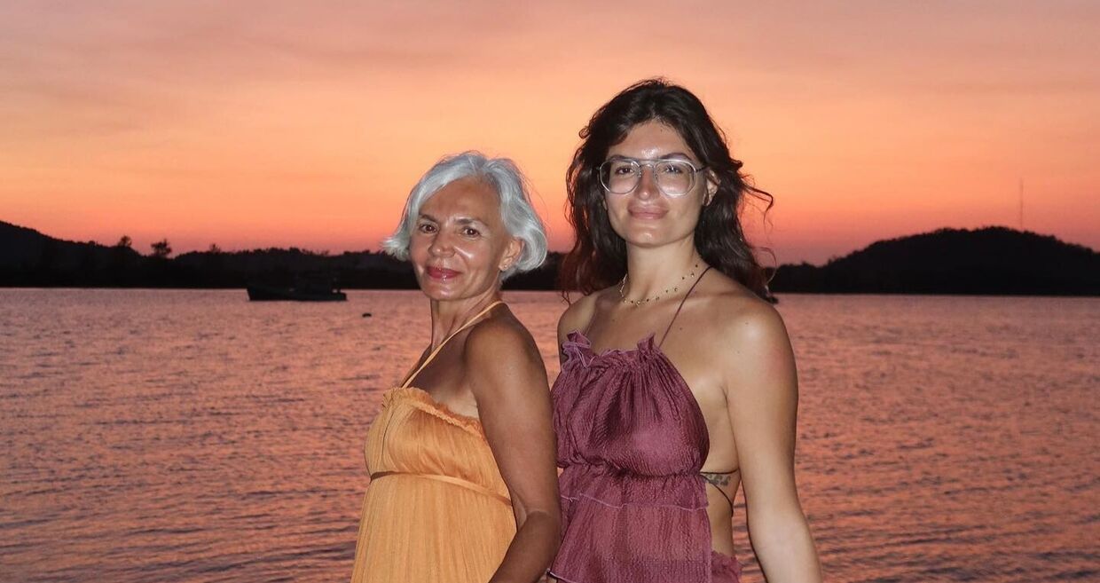 Grece Ghanem é um exemplo de classe e estilo. Na imagem, posa com a filha