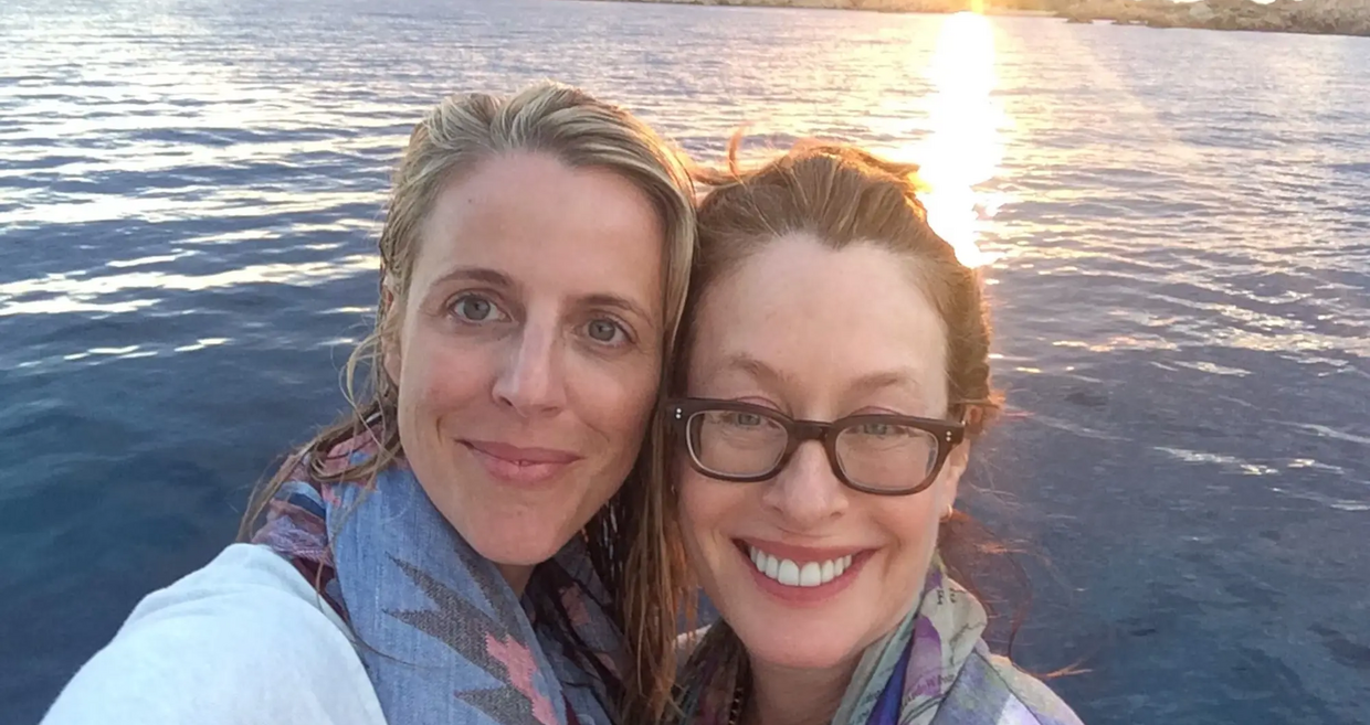 Ashley Richardson (esquerda) e Taylor Thomson (direita)