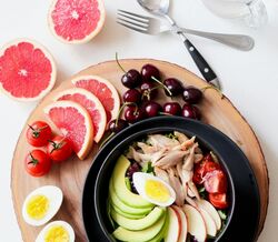 Começa as refeições com pão e termina com fruta? Está a fazer o oposto daquilo que deve