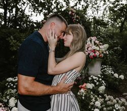 Taylor Swift e Travis Kelce noivos. Tudo o que se sabe sobre o anel de noivado com inspirações vintage