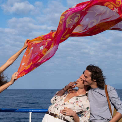 Romance em viagem: casal apaixonado com amigos celebra amor e destino favorável
