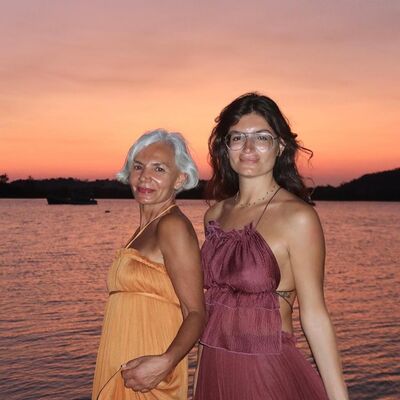 Grece Ghanem é um exemplo de classe e estilo. Na imagem, posa com a filha