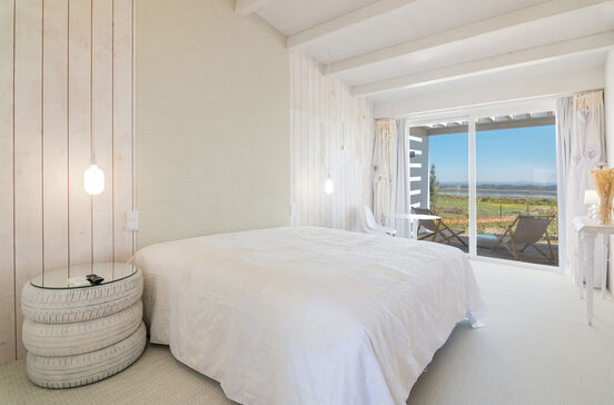 Tijosa eco-house. Dormir na natureza em quartos de designers de moda