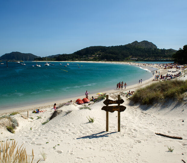Praia de Rodas, nas Ilhas Cíes, Galiza: um destino popular no Caminho de Santiago