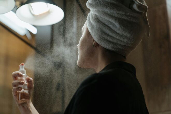 O Evian Brumisateur Spray Facial não se limita à hidratação da pele, atuando igualmente como fixador de maquilhagem