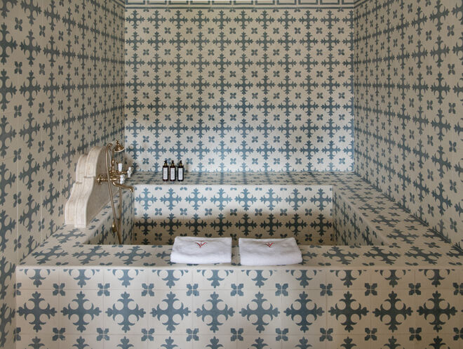 As casas de banho são em mármore de lioz de Estremoz e as amenities são Kama Ayurveda, uma marca indiana “preferida de Christian”
