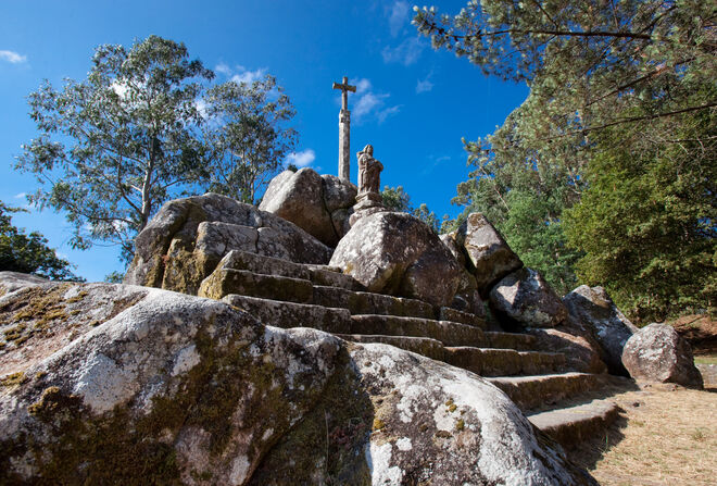 A capela de Santiaguiño do Monte, bem como o conjunto arqueológico que remonta à Idade do Ferro, são lugares de culto desde a Idade Média